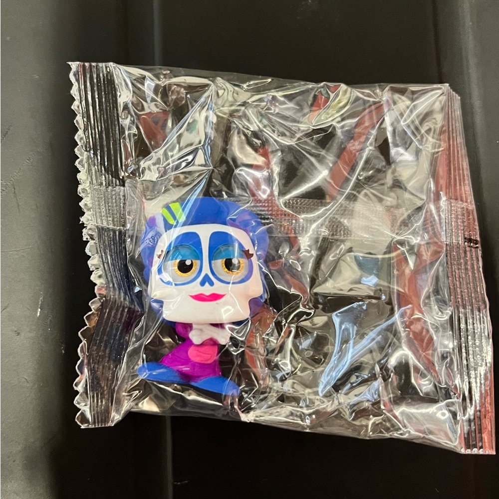 Disney Doorables Neon Glow Peek Mama Imelda from Coco